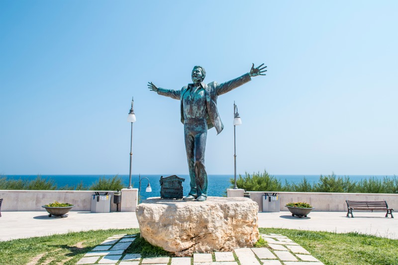 Statura Domenico Modugno a Polignano a Mare