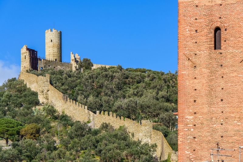 castello di monte ursino visto dal basso