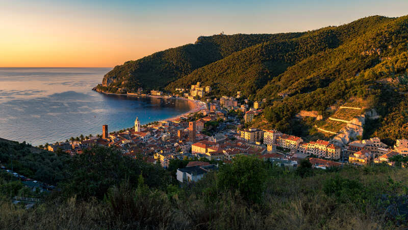 vista panoramica di Noli durante tramonto