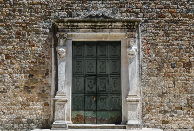 portone di Pieve di Sant'Andrea a Sarzana con statue laterali