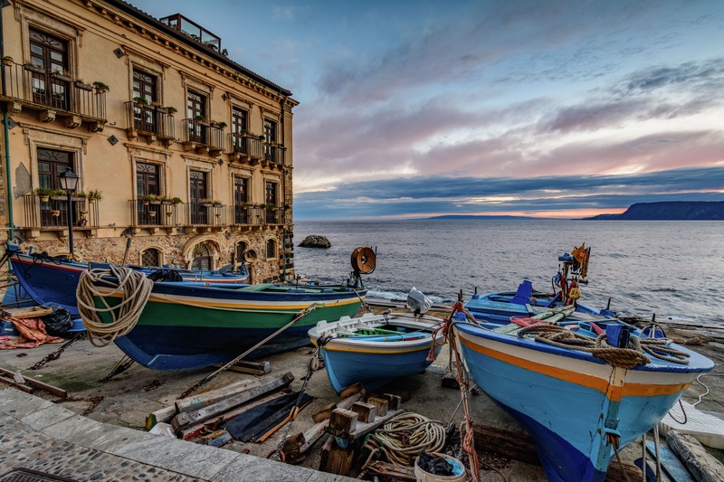 barche nel mare a Chianalea a Scilla