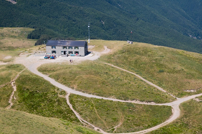 rifugio duca degli Abruzzi visuale da lontano