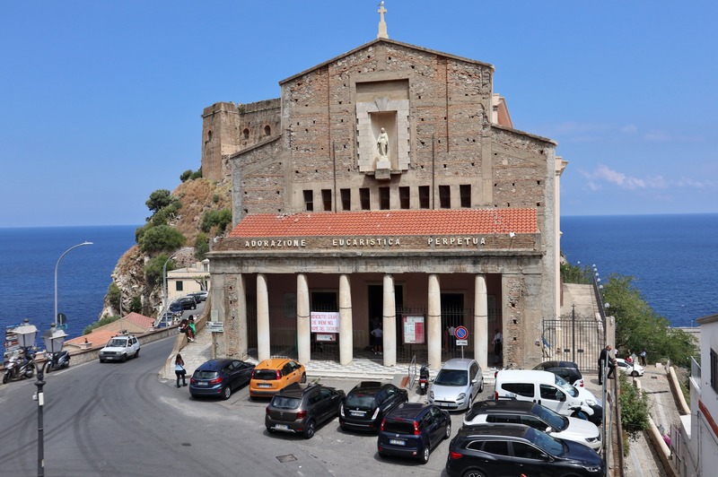 visuale frontale chiesa della santissima immacolata a scilla