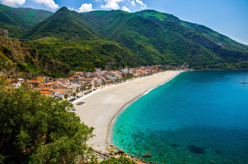 vista aerea della spiaggia di Scilla