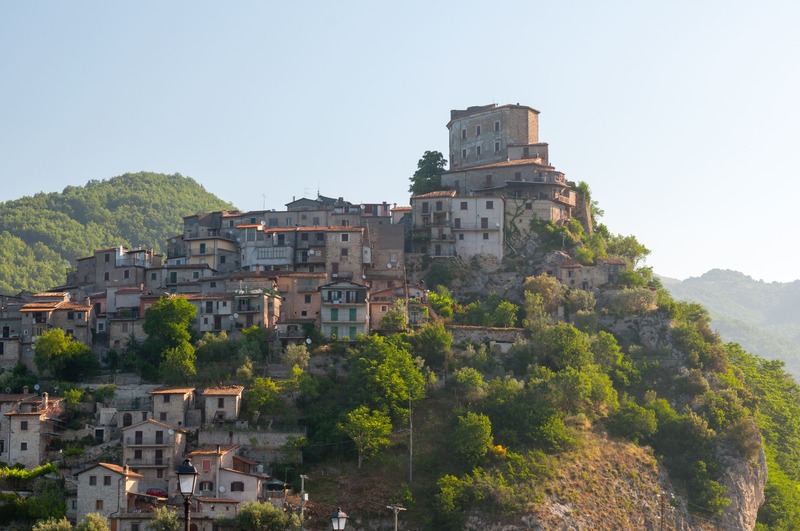 Castel di Tora visuale da lontano e panoramica
