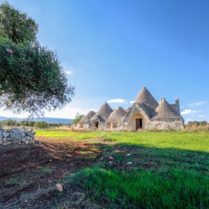 tipico paesaggio della valle d'itria con trullo in mezzo alla campagna