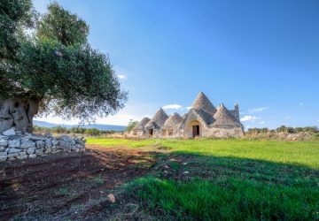 tipico paesaggio della valle d'itria con trullo in mezzo alla campagna