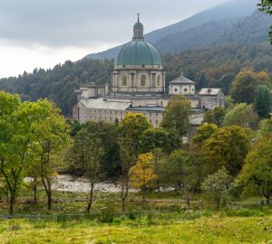 santuario di oropa tra gli alberi, visuale da lontano