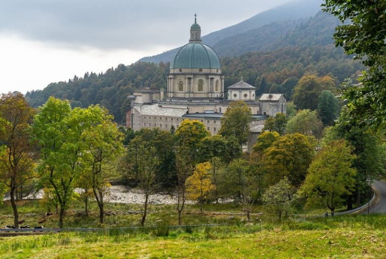 santuario di oropa tra gli alberi, visuale da lontano