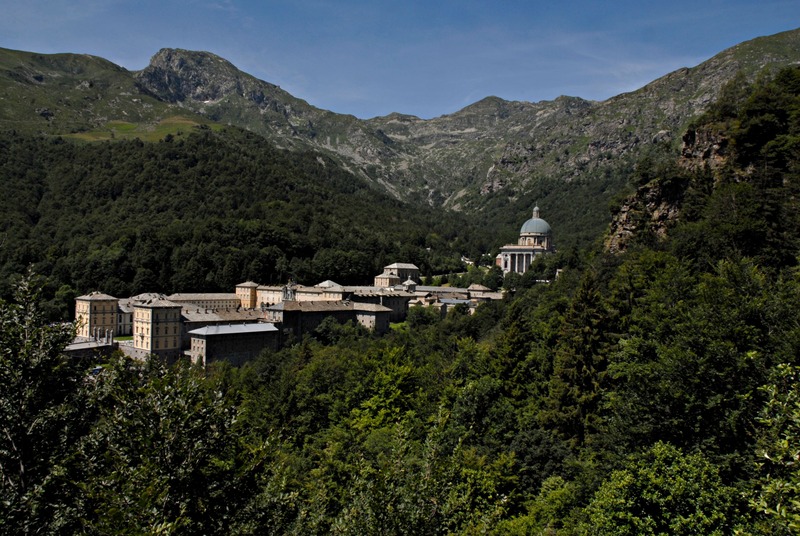 visuale panoramica del santuario di oropa in mezzo alle alpi