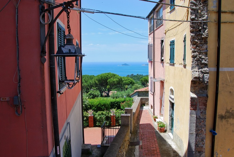montemarcello palazzi e mare