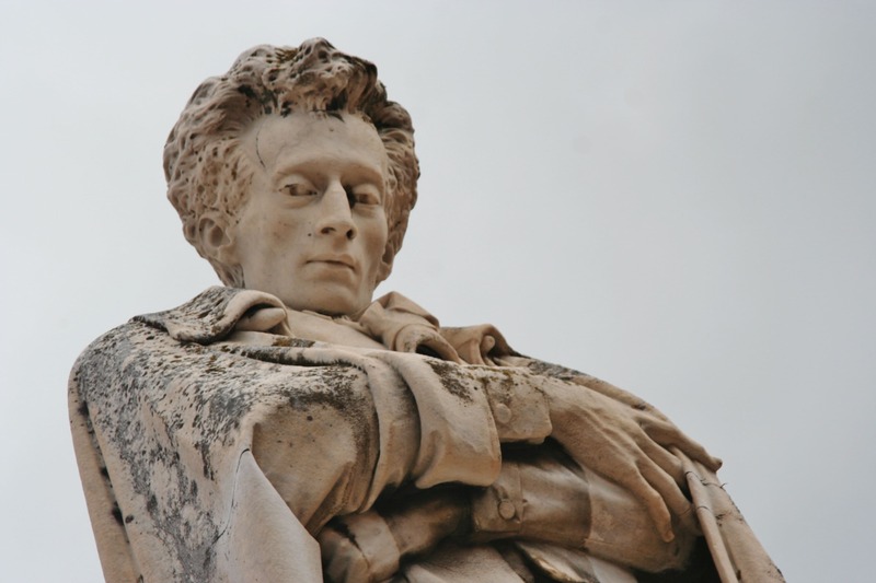 statua di Leopardi a Recanati