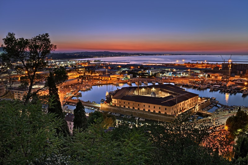 Ancona di sera panoramica