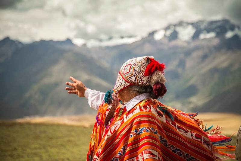 guida locale nelle montagne colorate del Perù