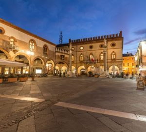 Ravenna piazza di sera