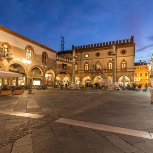 Ravenna piazza di sera