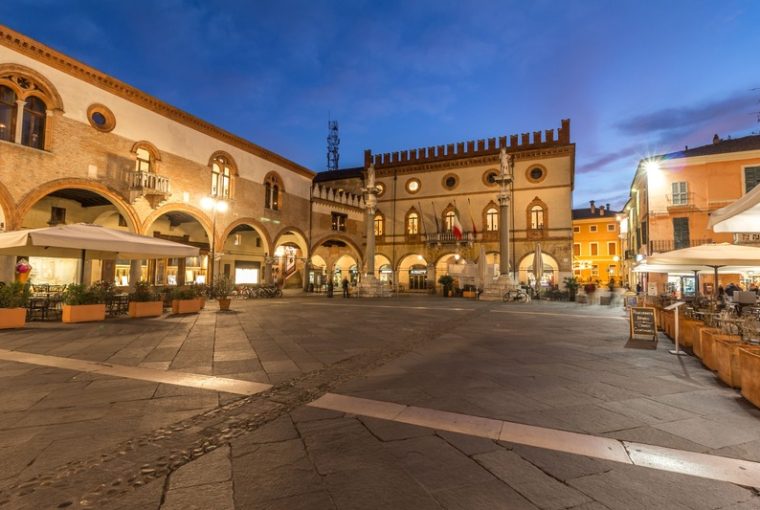 Ravenna piazza di sera