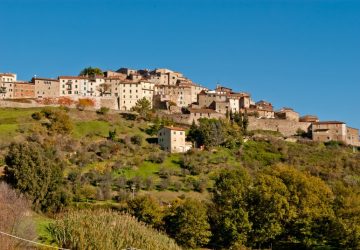 Chiusdino vista dal basso