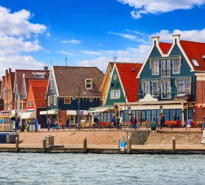 Volendam fiume e case con tetti rossi