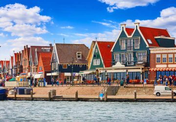 Volendam fiume e case con tetti rossi