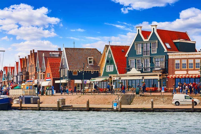 Volendam fiume e case con tetti rossi