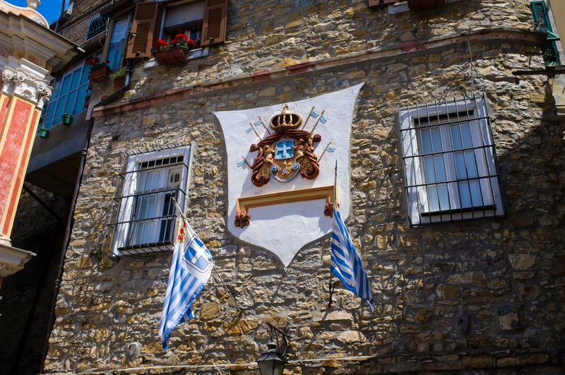 facciata edificio storico del Prinicpato di Seborga con bandiere e stemma