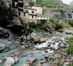 Pont-Saint-Martin merita una sosta tra ponte romano e borgo sul Lys: Vista panoramica del ponte Pont Saint-Pierre che…